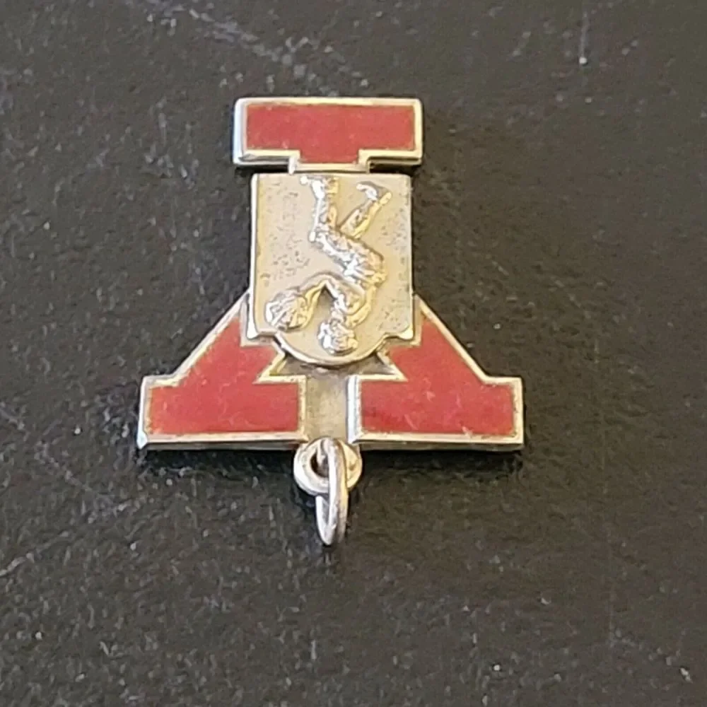 Vintage 1943 College of Idaho Yutes Basketball Badge Keychain‎ Zipper Pull Rare